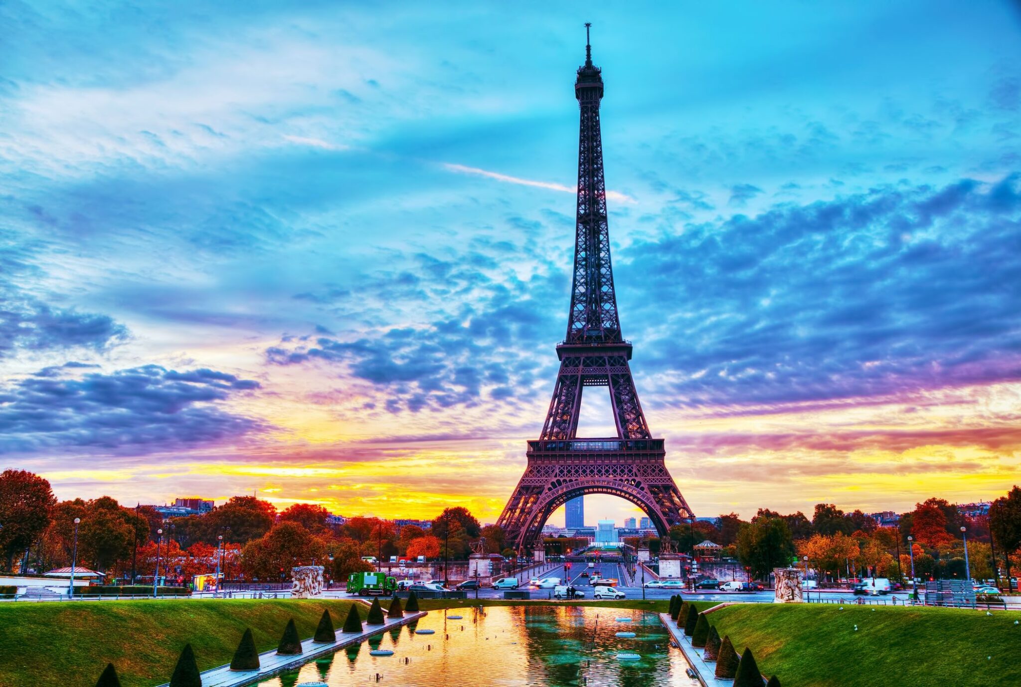 Eiffel tower: revolutionary building embedded by symbol of love - viralnom