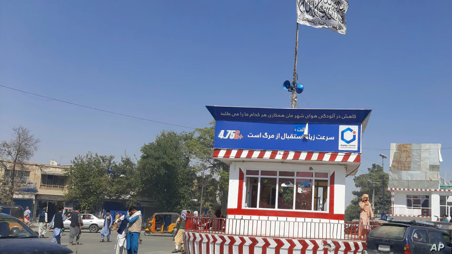 After taking over Kunduz Taliban militants hoisted their flag on an intersection 