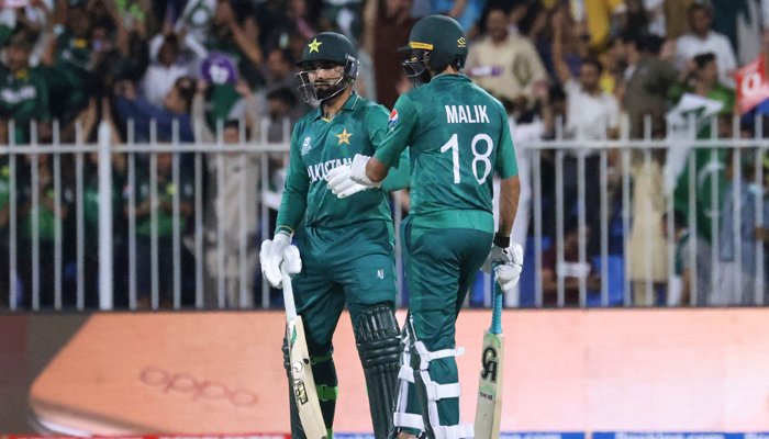 Asif Ali and Shoaib Malik talking to each other during an intense moment in the Pakistan vs New Zealand WTC 20 Match