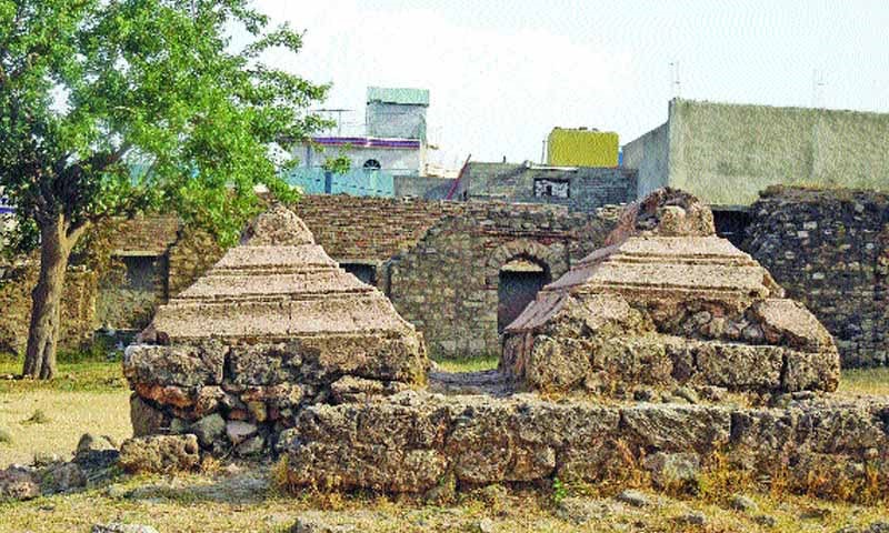 Graves in the middle of the Rawat Fort