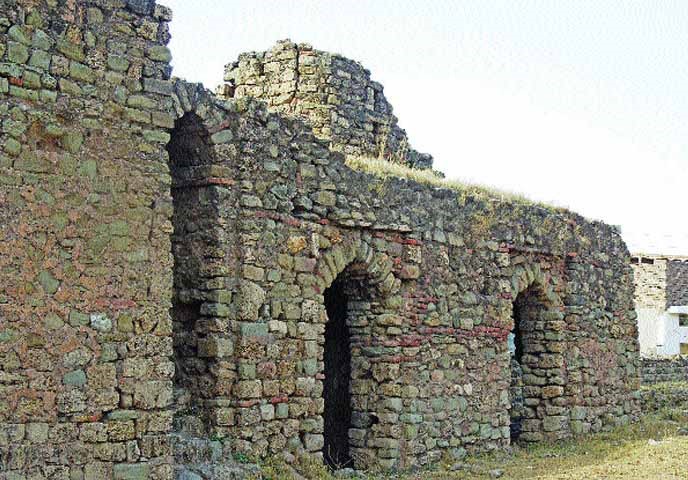 Walls of Rawat Fort lined by small rooms