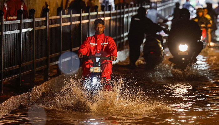 Severe Monsoon: Mumbai Life Disrupted by 300mm Rainfall