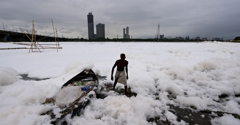 Chhath Puja Devotees Bathe in Toxic Foam Of Yamuna River